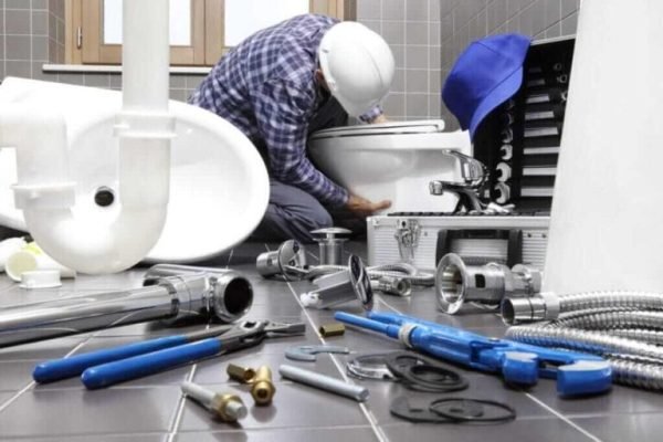 plumber-at-work-in-a-bathroom-1024x683-1-768x512